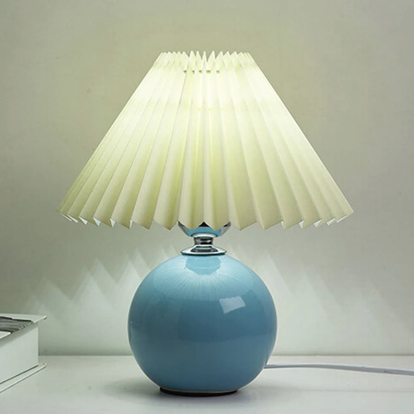 Lampka stołowa z plisowanym abażurem – designerska kula z ceramiczną podstawą