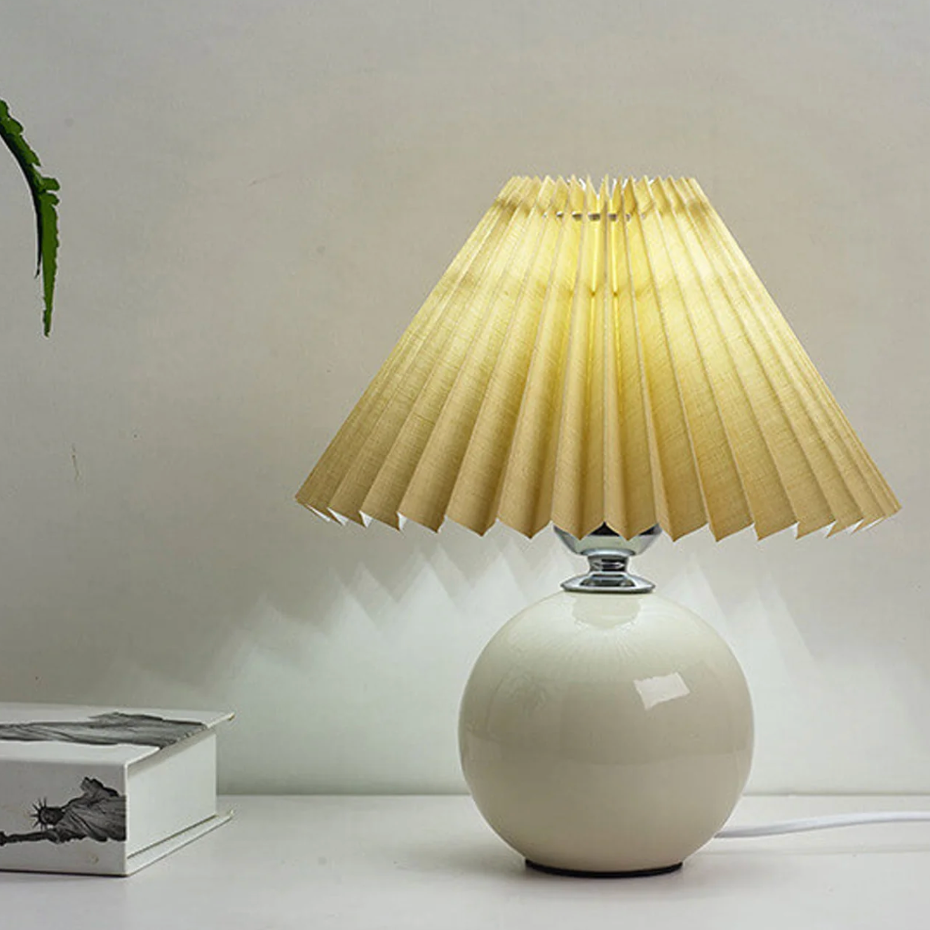 Lampka stołowa z plisowanym abażurem – designerska kula z ceramiczną podstawą