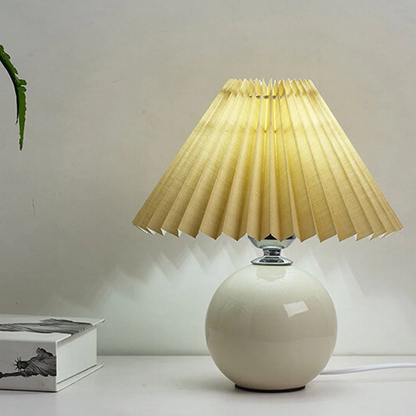 Lampka stołowa z plisowanym abażurem – designerska kula z ceramiczną podstawą