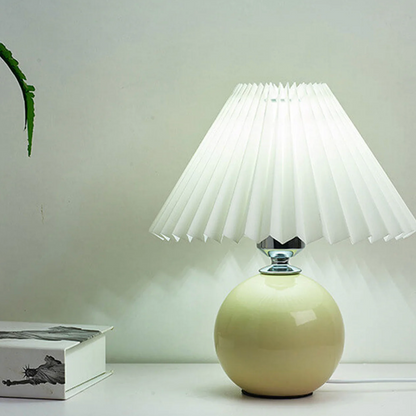 Lampka stołowa z plisowanym abażurem – designerska kula z ceramiczną podstawą