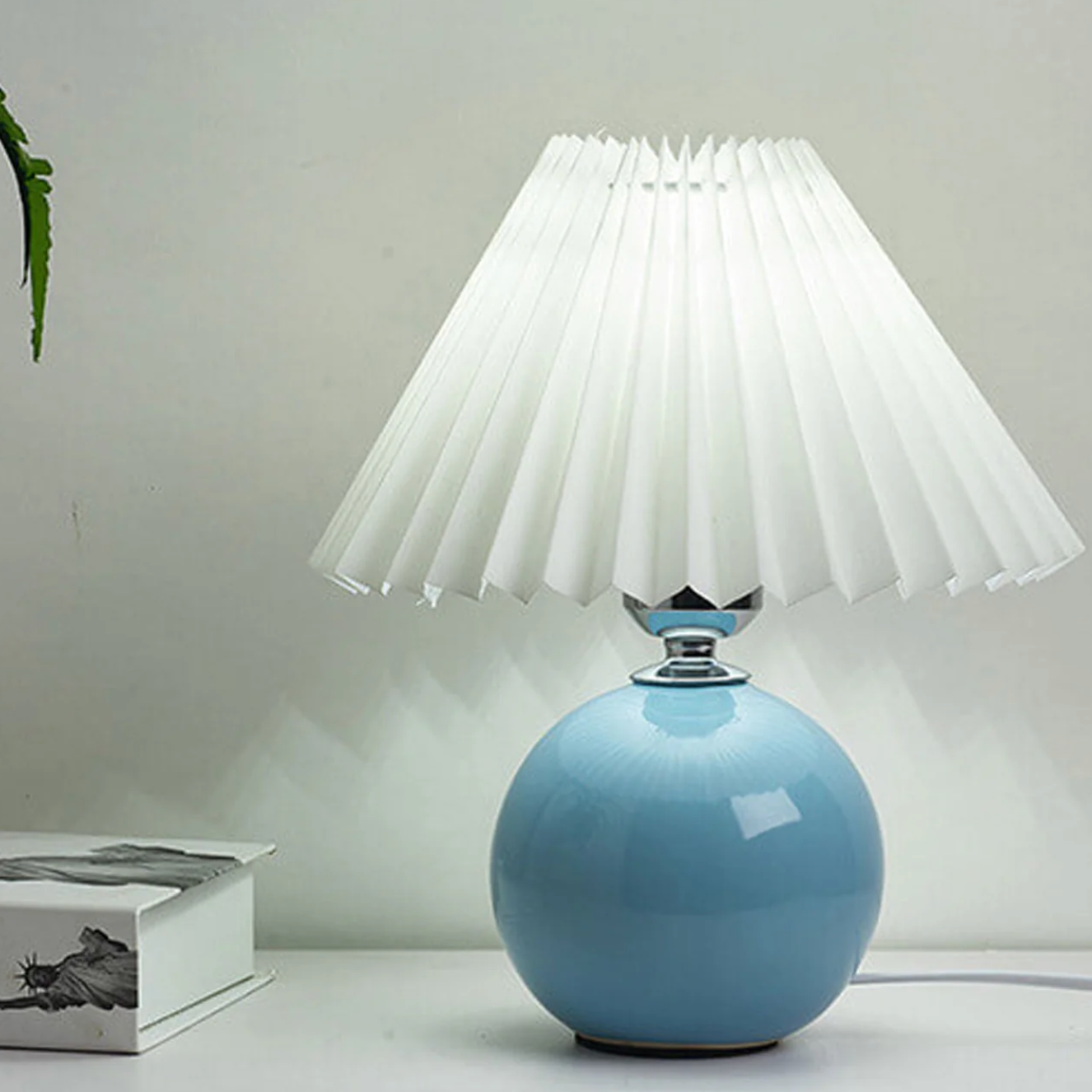 Lampka stołowa z plisowanym abażurem – designerska kula z ceramiczną podstawą