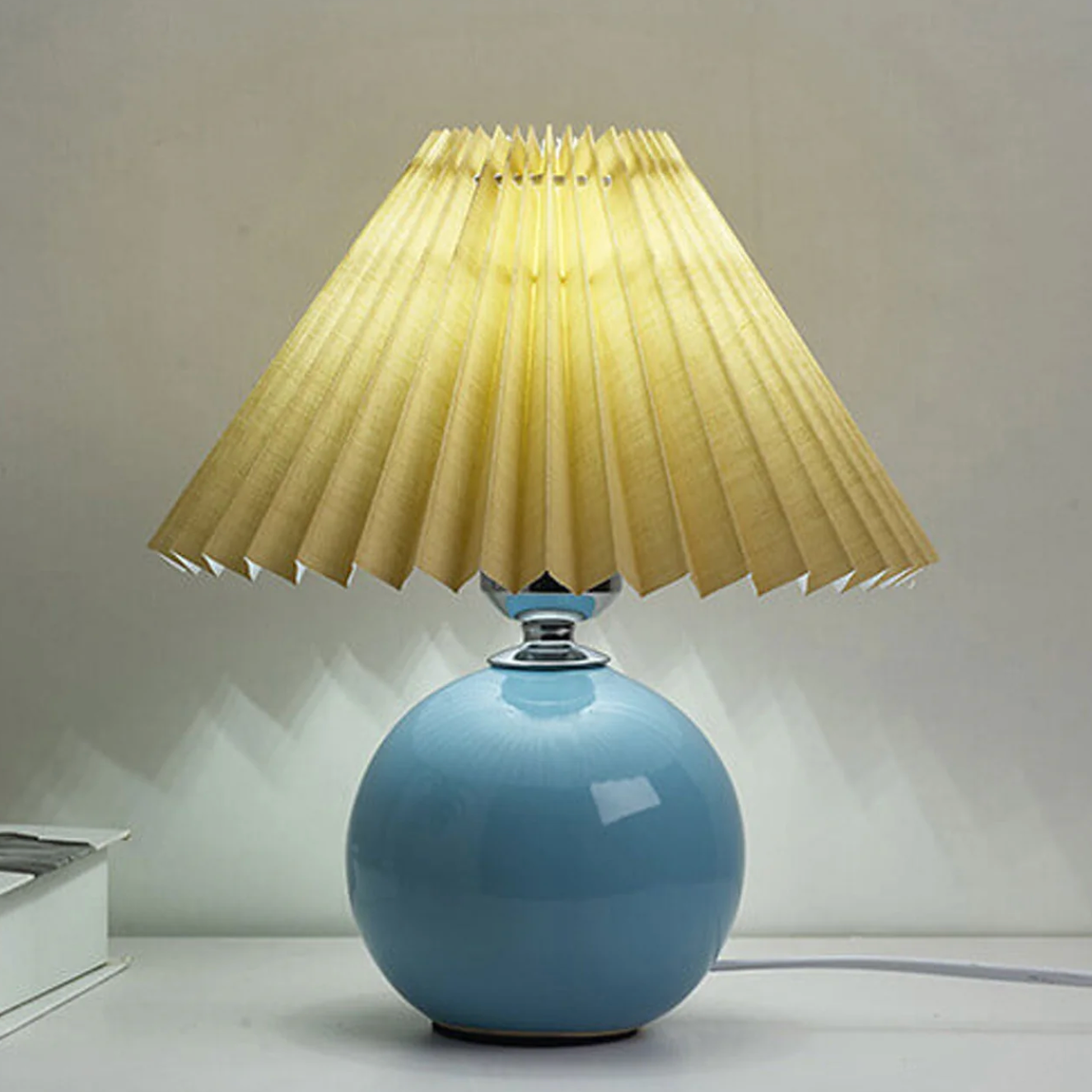 Lampka stołowa z plisowanym abażurem – designerska kula z ceramiczną podstawą