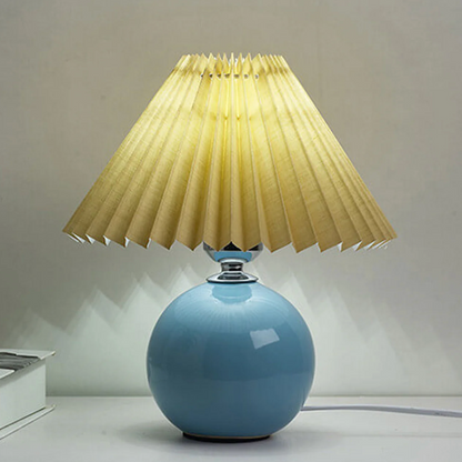 Lampka stołowa z plisowanym abażurem – designerska kula z ceramiczną podstawą