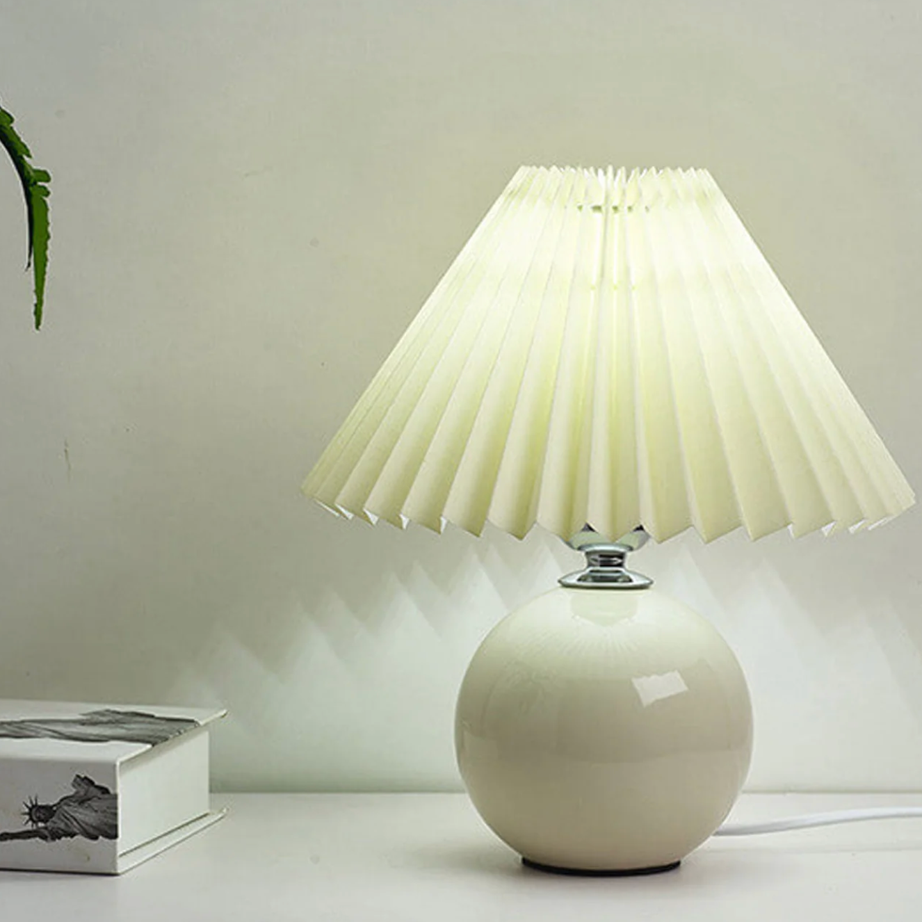 Lampka stołowa z plisowanym abażurem – designerska kula z ceramiczną podstawą