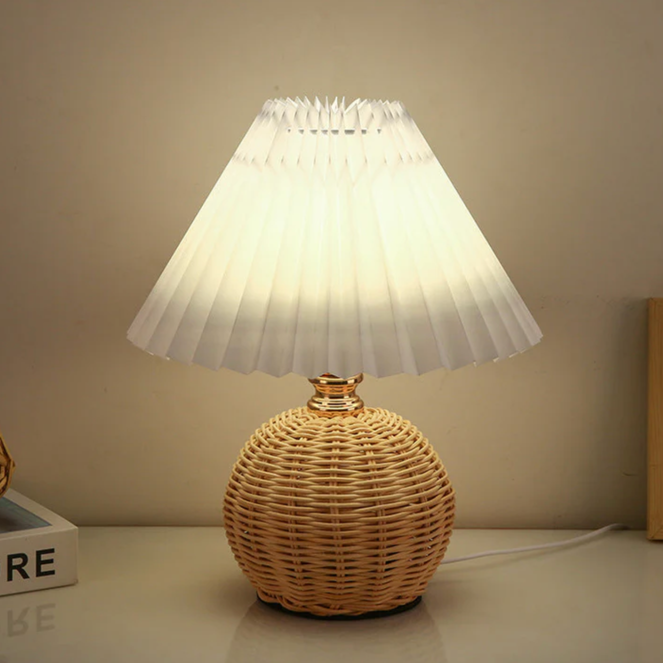 Lampka stołowa z plecioną podstawą – naturalny styl boho z plisowanym abażurem