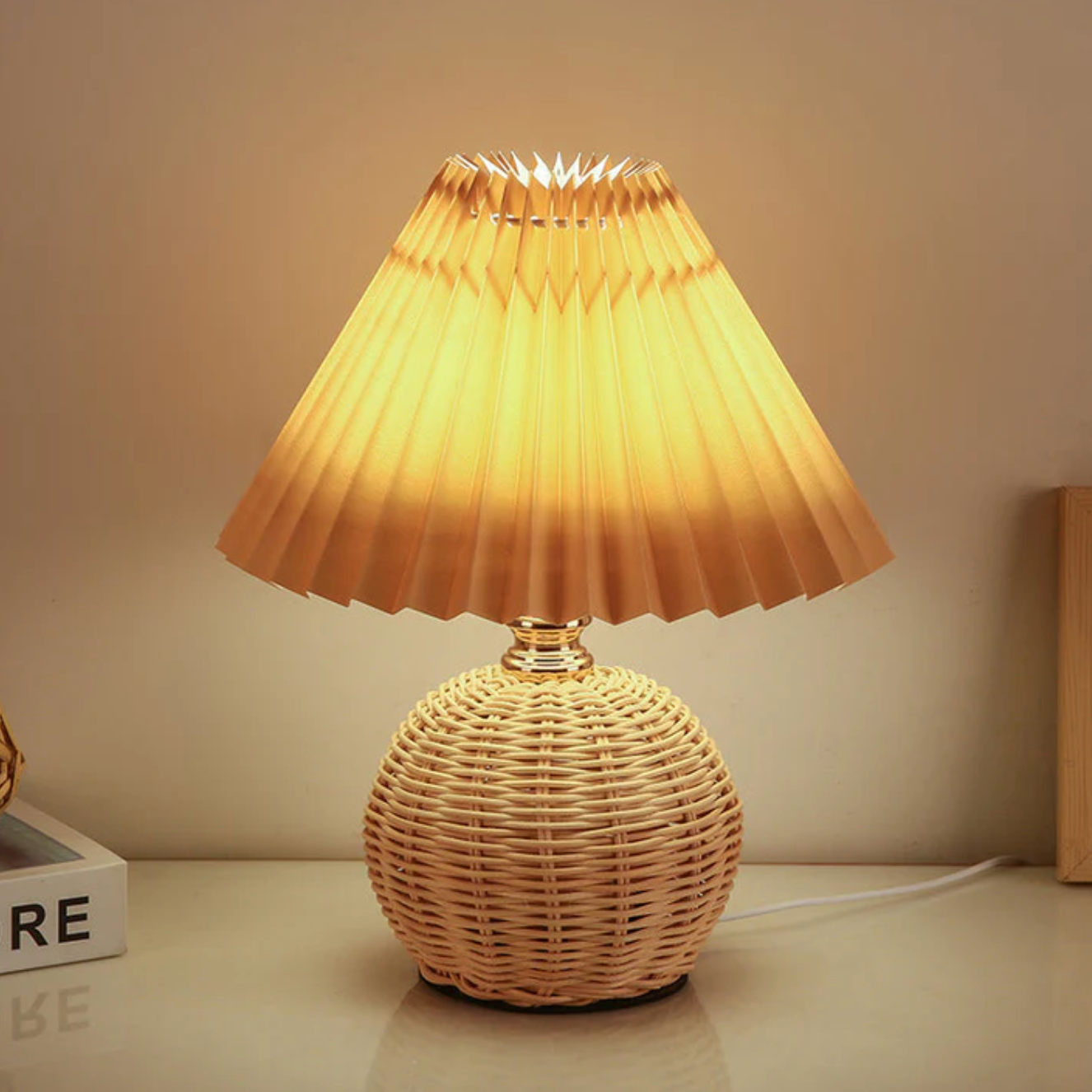 Lampka stołowa z plecioną podstawą – naturalny styl boho z plisowanym abażurem