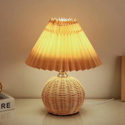 Lampka stołowa z plecioną podstawą – naturalny styl boho z plisowanym abażurem