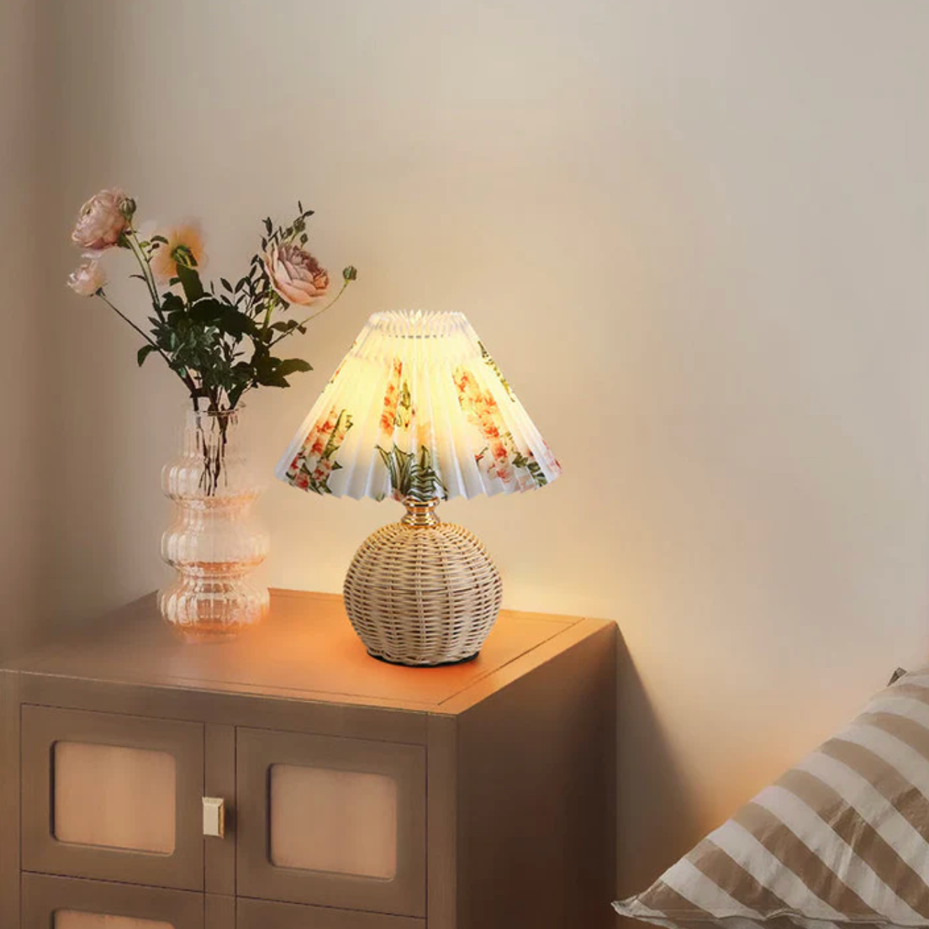 Lampka stołowa z plecioną podstawą – naturalny styl boho z plisowanym abażurem