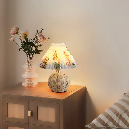 Lampka stołowa z plecioną podstawą – naturalny styl boho z plisowanym abażurem