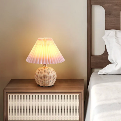 Lampka stołowa z plecioną podstawą – naturalny styl boho z plisowanym abażurem