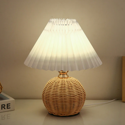 Lampka stołowa z plecioną podstawą – naturalny styl boho z plisowanym abażurem