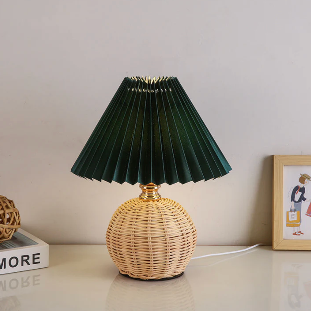 Lampka stołowa z plecioną podstawą – naturalny styl boho z plisowanym abażurem