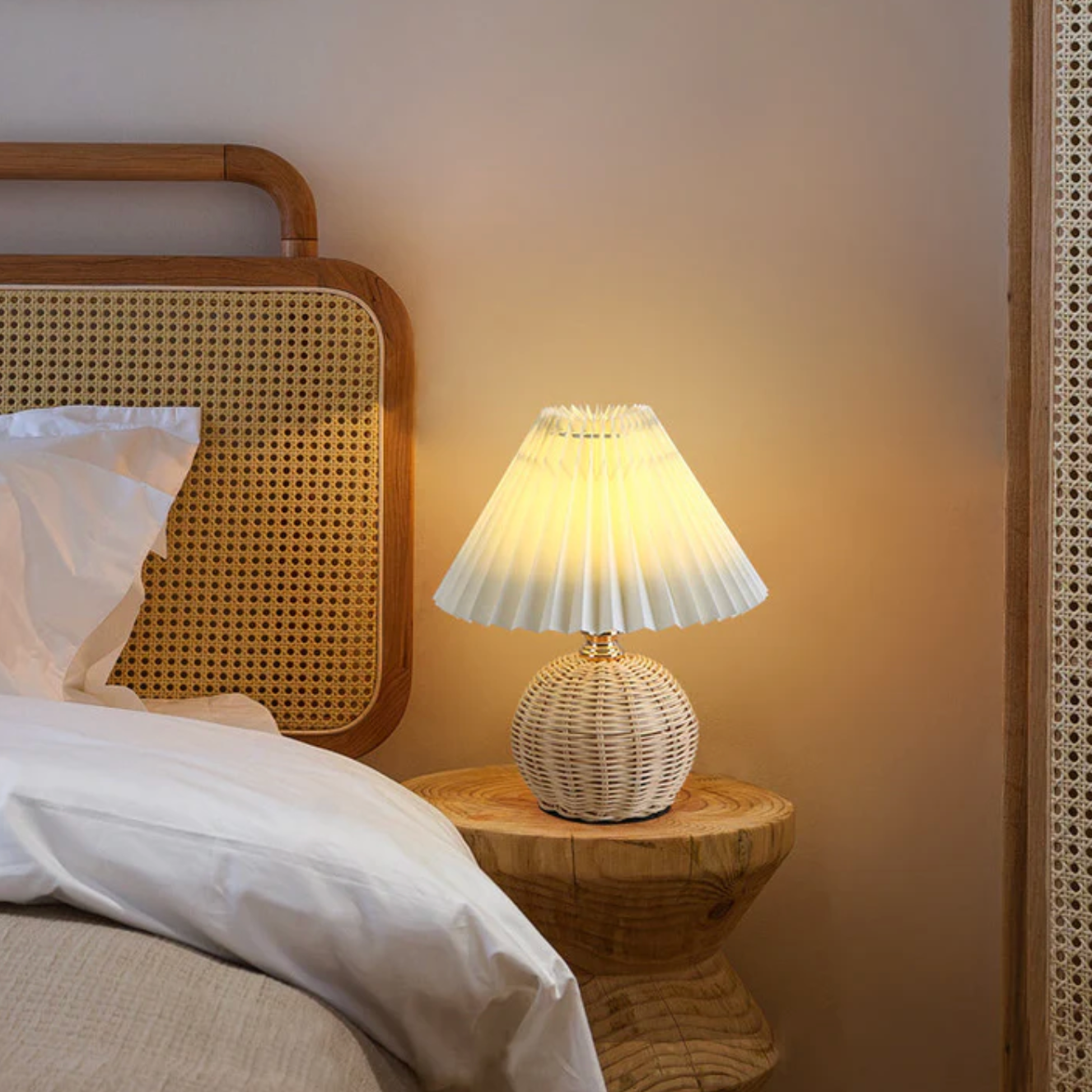 Lampka stołowa z plecioną podstawą – naturalny styl boho z plisowanym abażurem