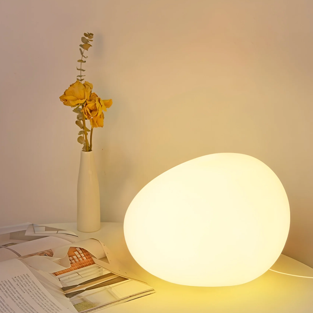 Lampka stołowa w kształcie kamienia – minimalistyczna elegancja w organicznej formie