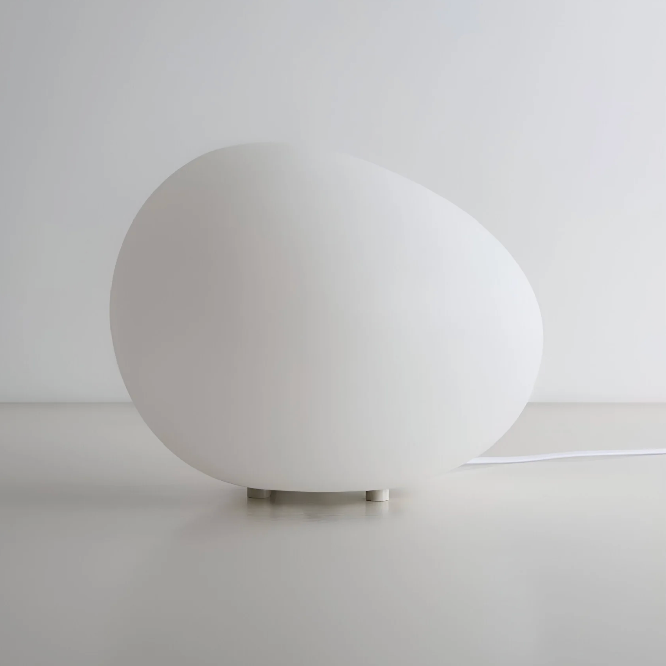 Lampka stołowa w kształcie kamienia – minimalistyczna elegancja w organicznej formie