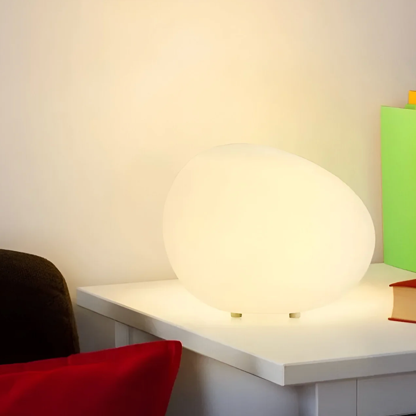 Lampka stołowa w kształcie kamienia – minimalistyczna elegancja w organicznej formie