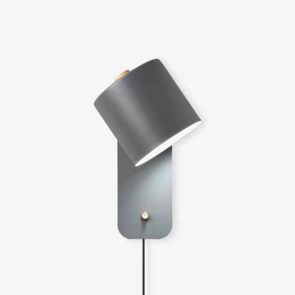Minimalistyczna kinkietowa lampa ścienna z regulowanym kloszem
