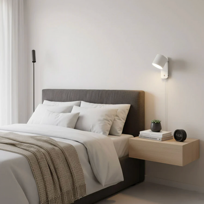 Minimalistyczna kinkietowa lampa ścienna z regulowanym kloszem