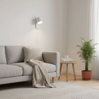 Minimalistyczna kinkietowa lampa ścienna z regulowanym kloszem