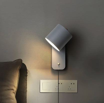 Minimalistyczna kinkietowa lampa ścienna z regulowanym kloszem