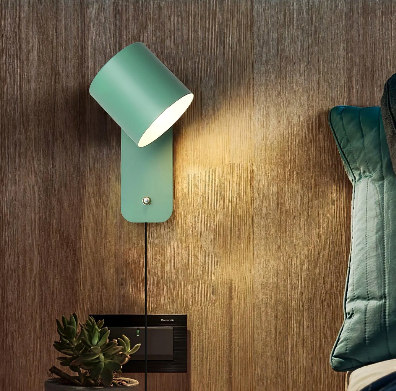 Minimalistyczna kinkietowa lampa ścienna z regulowanym kloszem