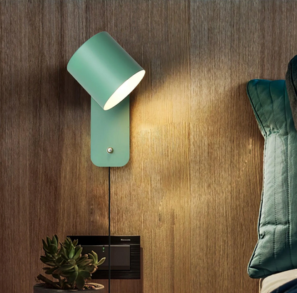 Minimalistyczna kinkietowa lampa ścienna z regulowanym kloszem