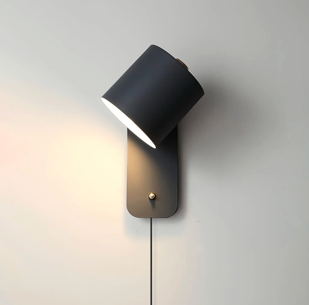 Minimalistyczna kinkietowa lampa ścienna z regulowanym kloszem