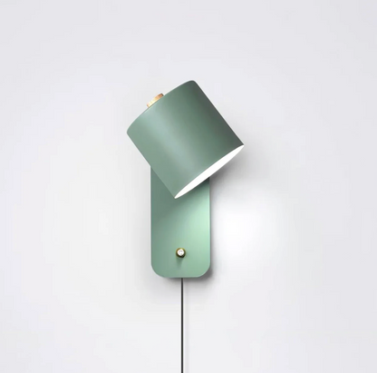 Minimalistyczna kinkietowa lampa ścienna z regulowanym kloszem