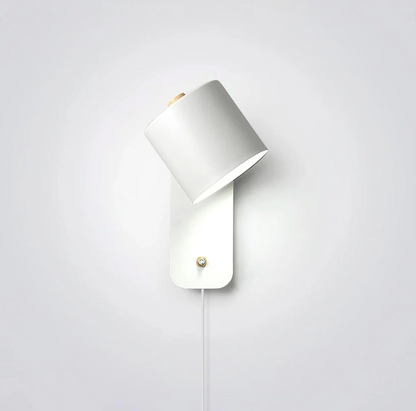 Minimalistyczna kinkietowa lampa ścienna z regulowanym kloszem