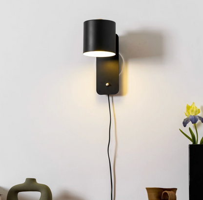 Minimalistyczna kinkietowa lampa ścienna z regulowanym kloszem