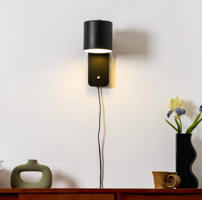 Minimalistyczna kinkietowa lampa ścienna z regulowanym kloszem