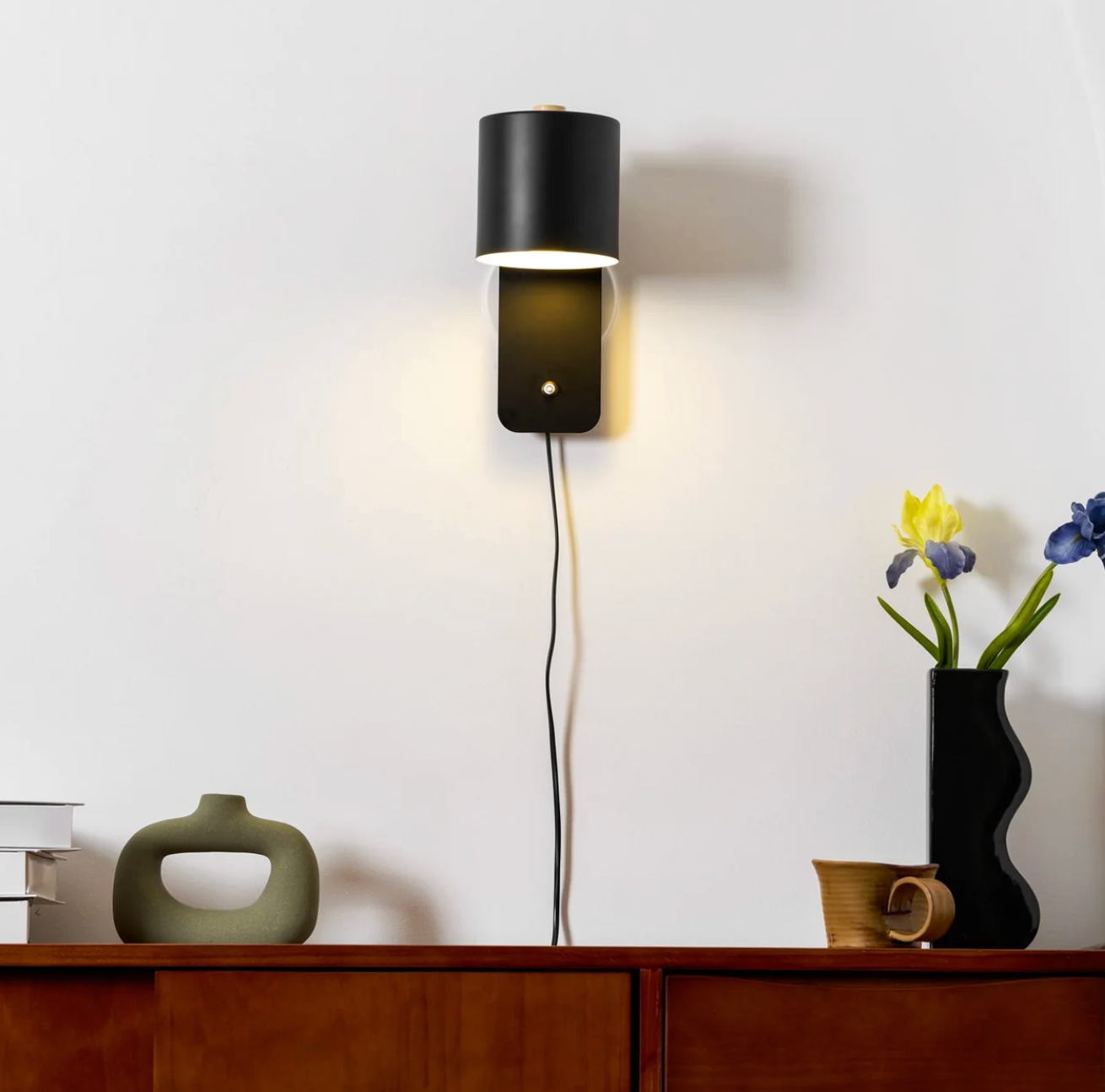 Minimalistyczna kinkietowa lampa ścienna z regulowanym kloszem