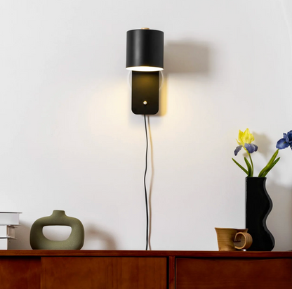 Minimalistyczna kinkietowa lampa ścienna z regulowanym kloszem