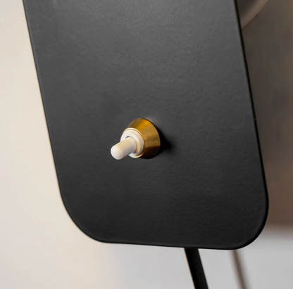 Minimalistyczna kinkietowa lampa ścienna z regulowanym kloszem