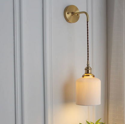 Kinkiet ścienny w stylu retro z mlecznym kloszem i mosiężnym wykończeniem