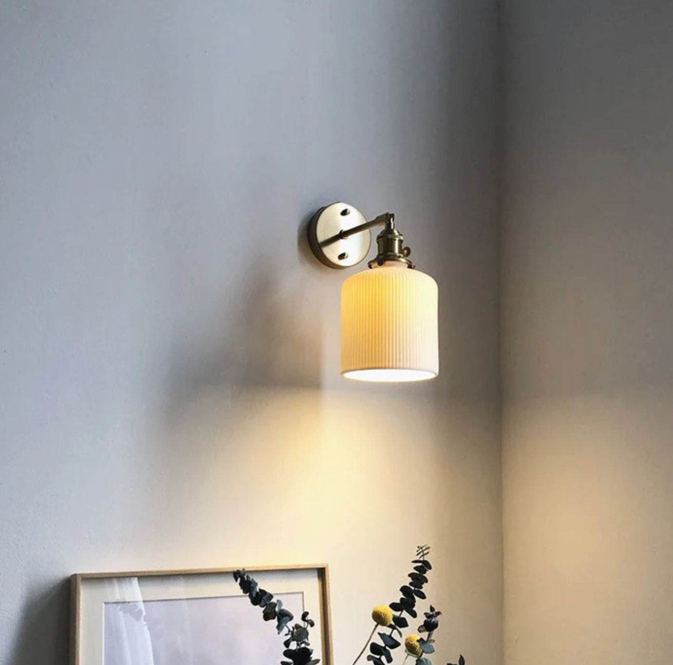 Kinkiet ścienny w stylu retro z mlecznym kloszem i mosiężnym wykończeniem