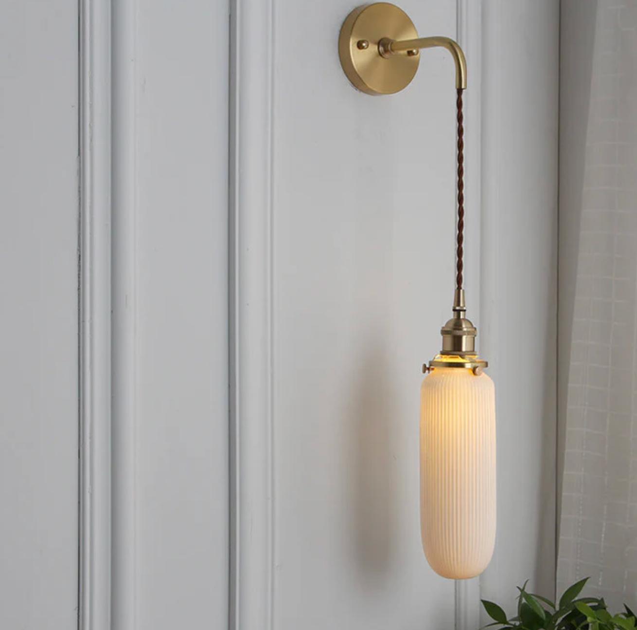 Kinkiet ścienny w stylu retro z mlecznym kloszem i mosiężnym wykończeniem