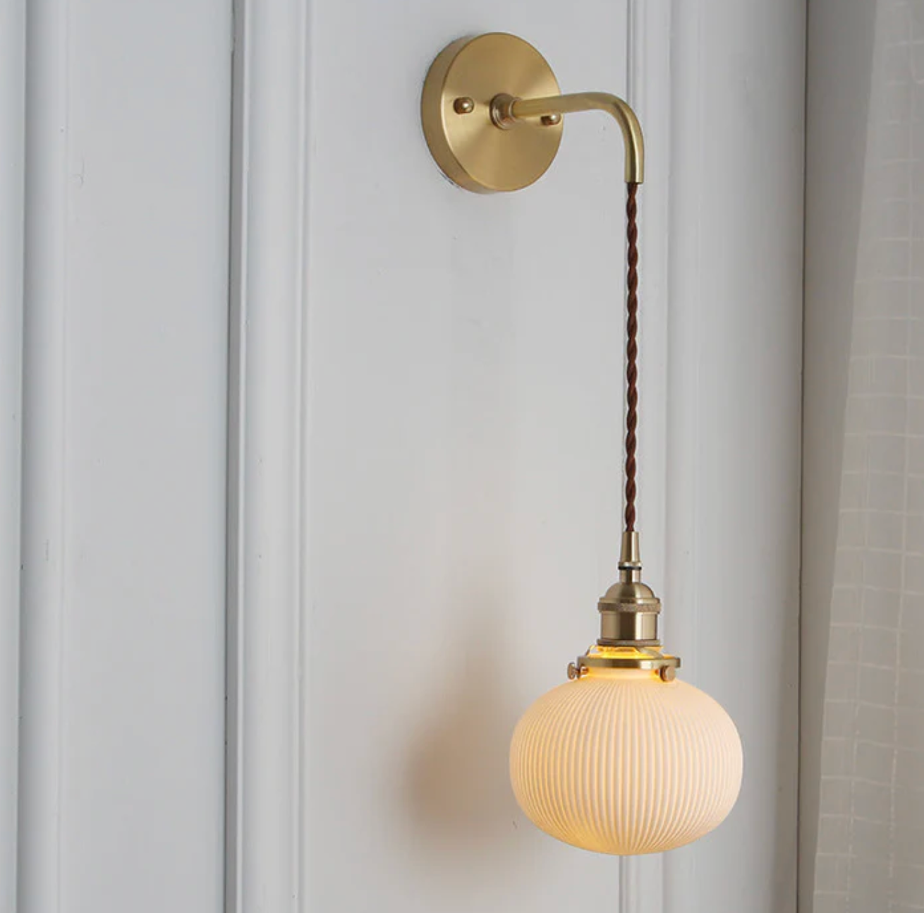Kinkiet ścienny w stylu retro z mlecznym kloszem i mosiężnym wykończeniem