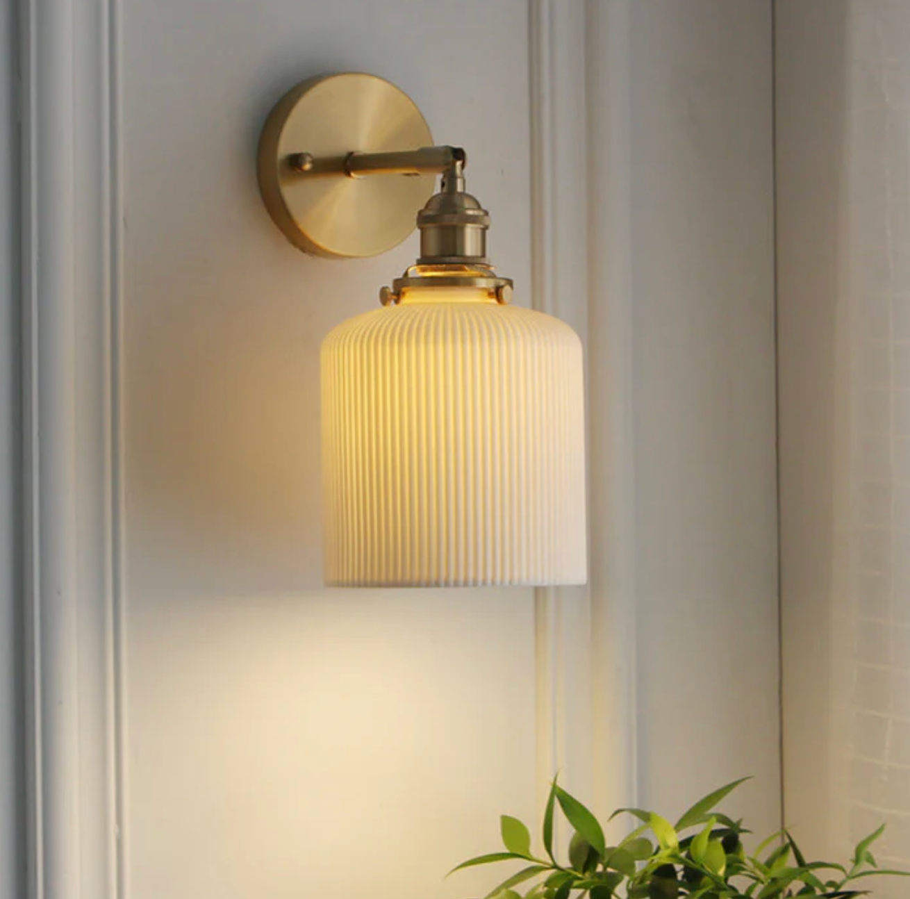 Kinkiet ścienny w stylu retro z mlecznym kloszem i mosiężnym wykończeniem