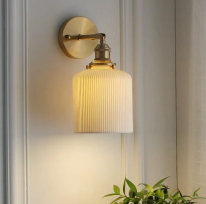 Kinkiet ścienny w stylu retro z mlecznym kloszem i mosiężnym wykończeniem