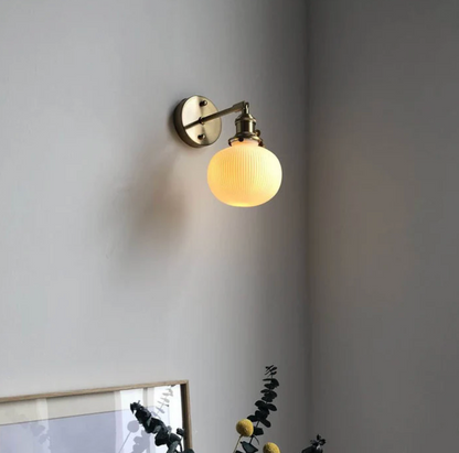 Kinkiet ścienny w stylu retro z mlecznym kloszem i mosiężnym wykończeniem