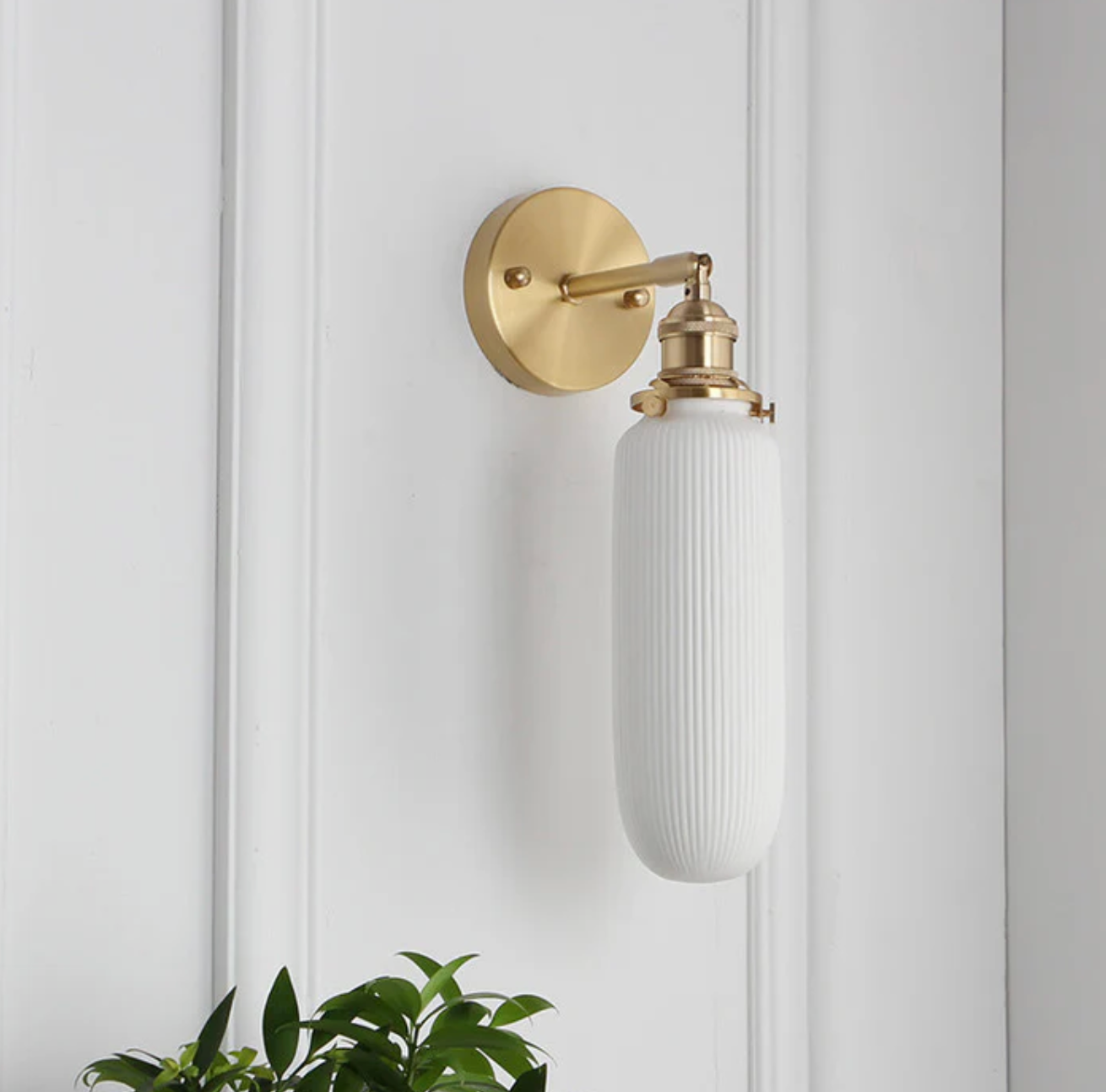 Kinkiet ścienny w stylu retro z mlecznym kloszem i mosiężnym wykończeniem