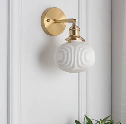 Kinkiet ścienny w stylu retro z mlecznym kloszem i mosiężnym wykończeniem