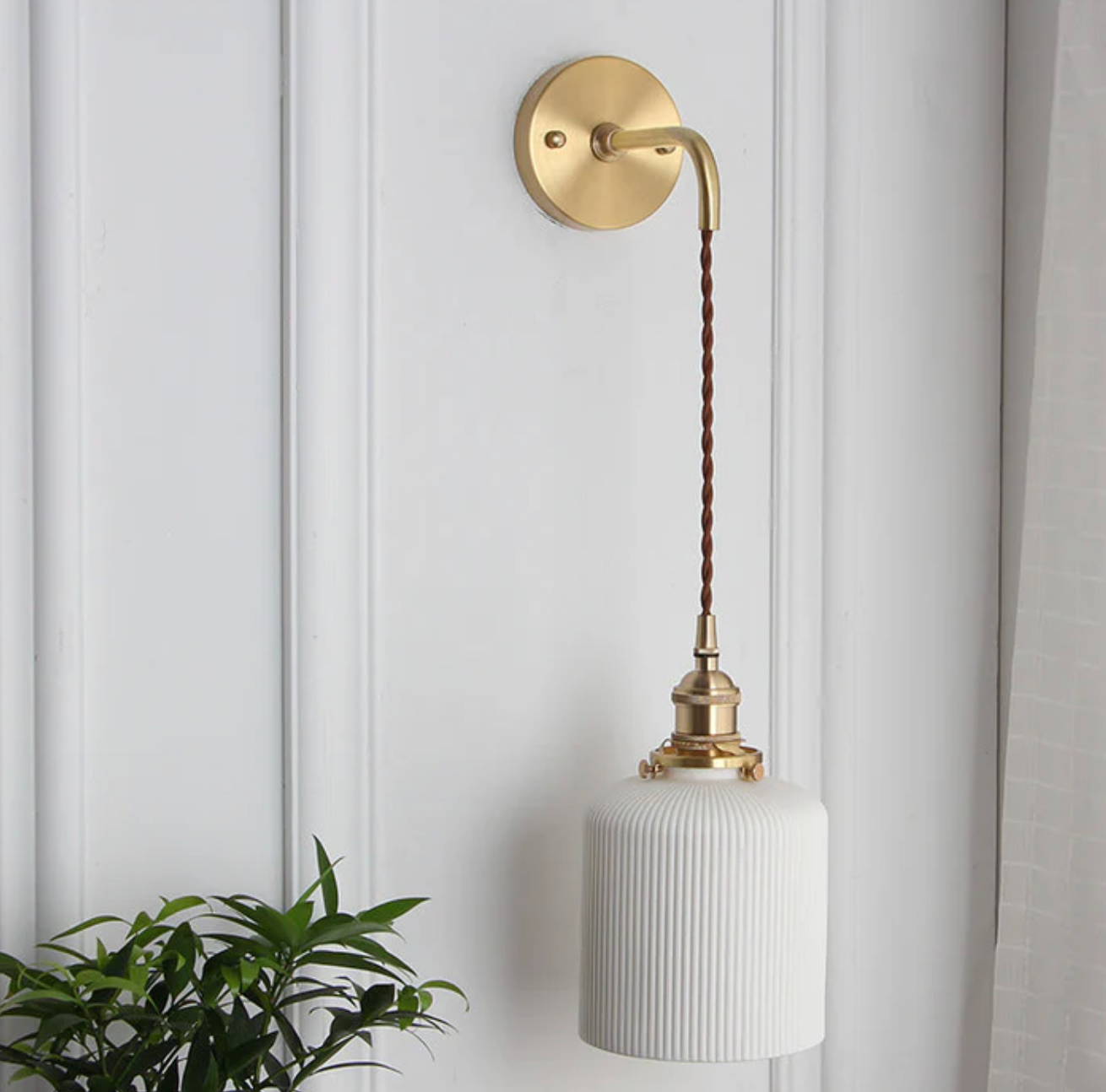 Kinkiet ścienny w stylu retro z mlecznym kloszem i mosiężnym wykończeniem