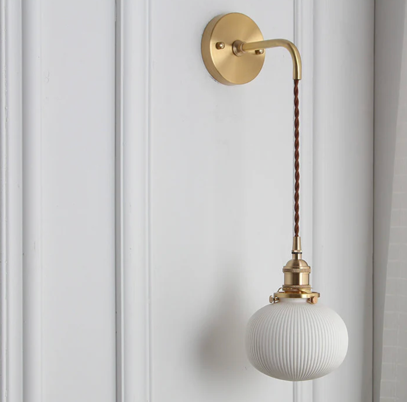 Kinkiet ścienny w stylu retro z mlecznym kloszem i mosiężnym wykończeniem