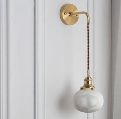 Kinkiet ścienny w stylu retro z mlecznym kloszem i mosiężnym wykończeniem