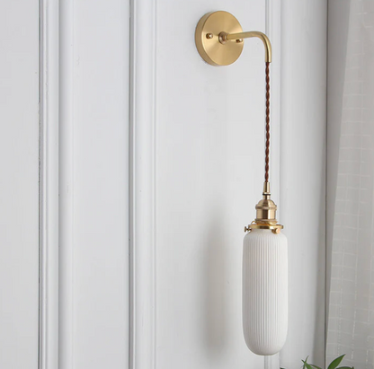 Kinkiet ścienny w stylu retro z mlecznym kloszem i mosiężnym wykończeniem