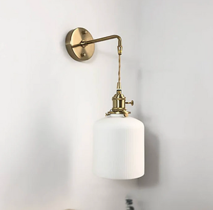 Kinkiet ścienny w stylu retro z mlecznym kloszem i mosiężnym wykończeniem