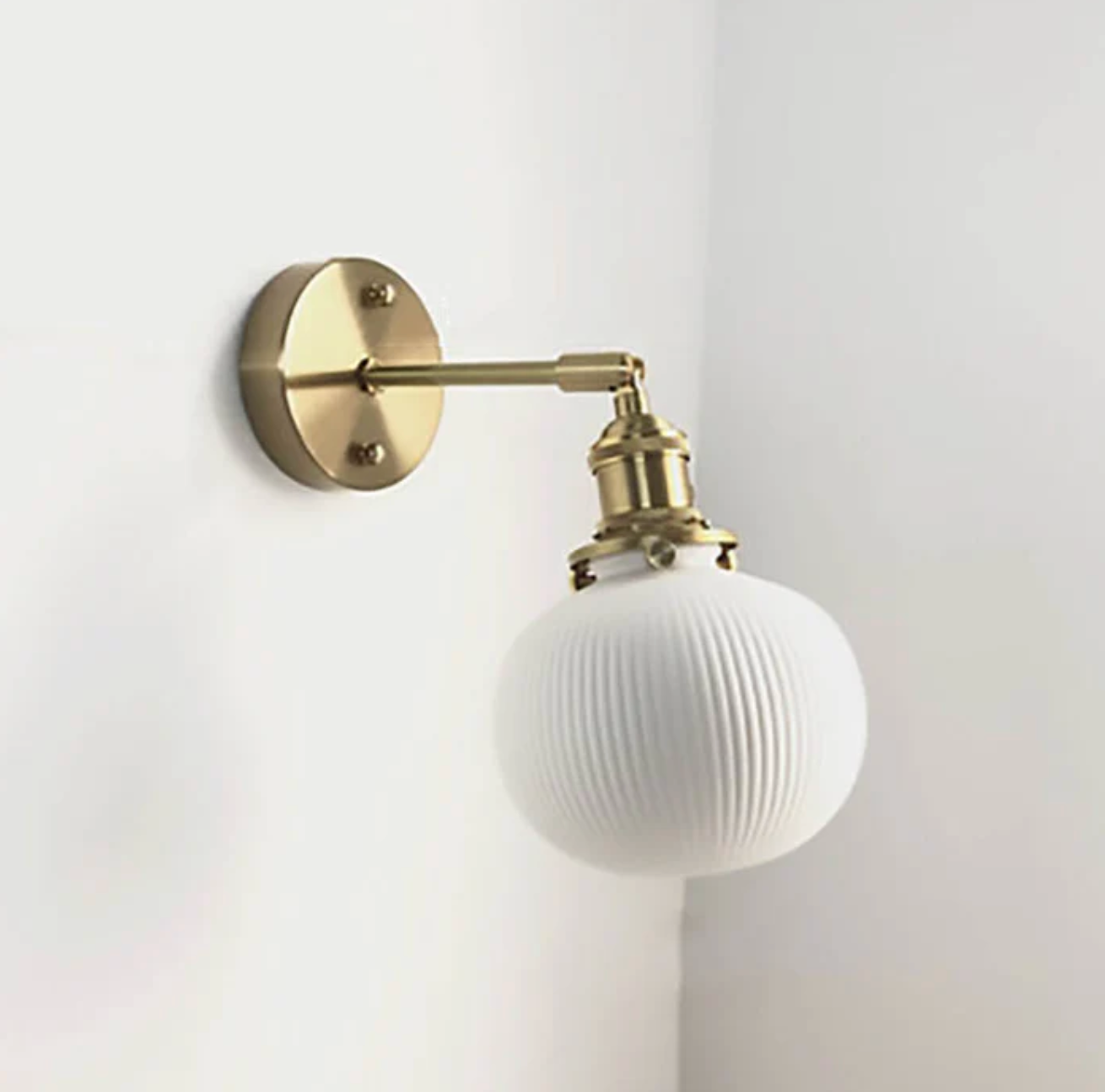 Kinkiet ścienny w stylu retro z mlecznym kloszem i mosiężnym wykończeniem