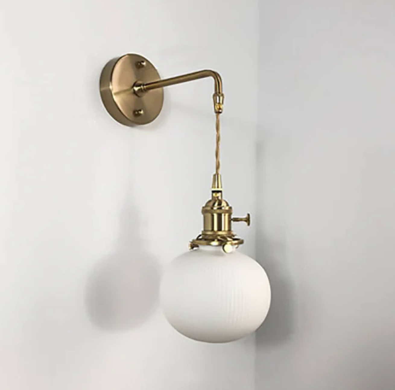 Kinkiet ścienny w stylu retro z mlecznym kloszem i mosiężnym wykończeniem